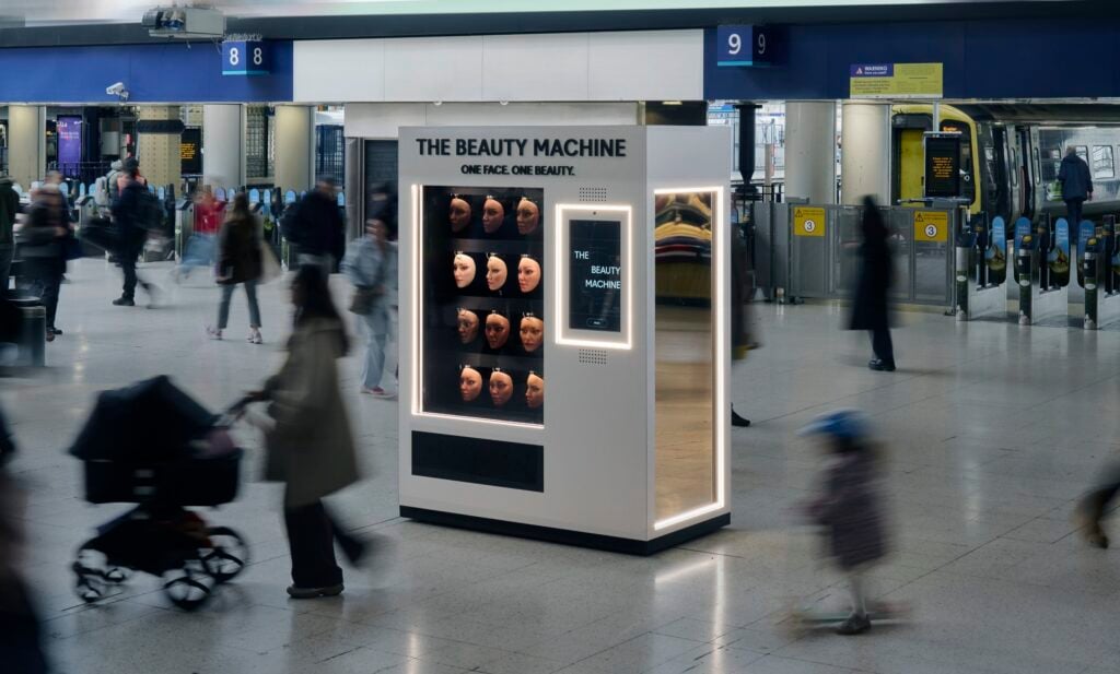 Dove instala "The Beauty Machine" para cuestionar los estándares impuestos por los algoritmos 5 HEvhaj W4AADks