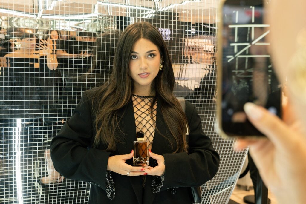 YSL Beauty lanza su línea de maquillaje en Perú y la activa con el “Beauty Light Club” 2 P1185355 1