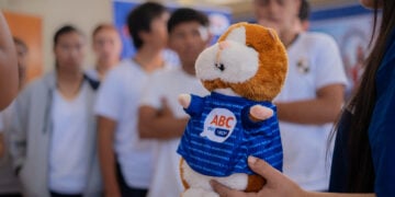 El BCP lanza peluche del Cuy Mágico con IA para enseñar sobre finanzas a escolares 2 PORTADA BCP FINANZAS CON TERNURA