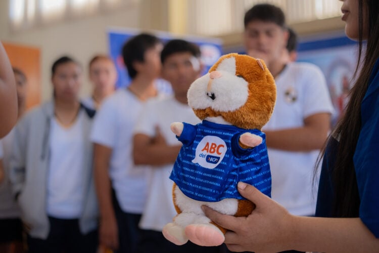 El BCP lanza peluche del Cuy Mágico con IA para enseñar sobre finanzas a escolares 1 PORTADA BCP FINANZAS CON TERNURA