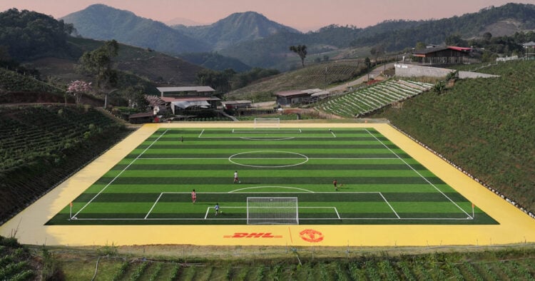 DHL Express y Manchester United entregan cancha de fútbol profesional a una comunidad de Tailandia 1 PORTAL 2.jpg