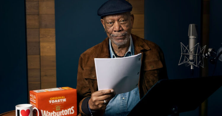 Morgan Freeman debuta como la voz de los anuncios de la estación Baker Street del metro de Londres 1 PORTAL.jpg 27