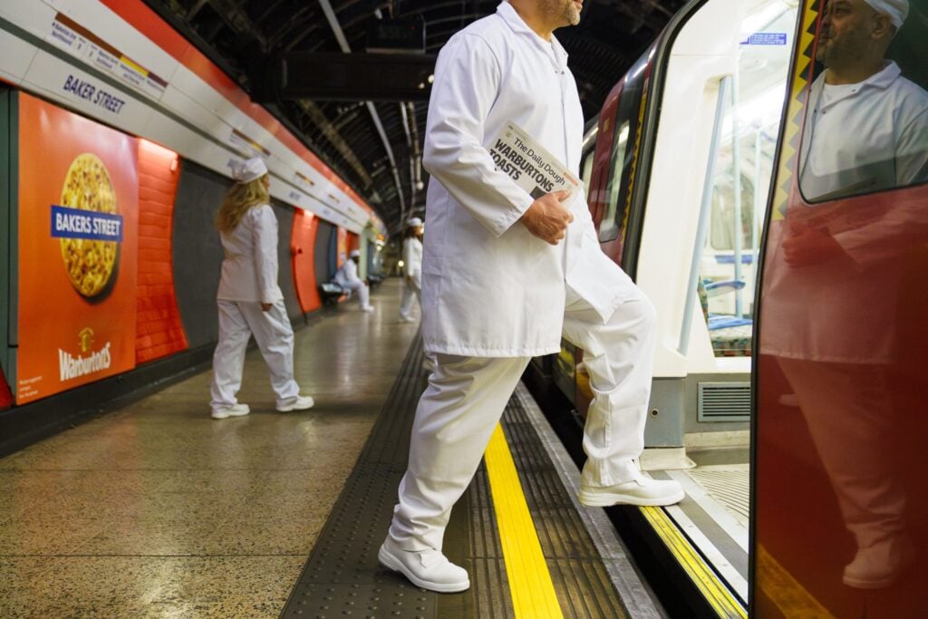 Morgan Freeman debuta como la voz de los anuncios de la estación Baker Street del metro de Londres 4 Warburtons Final 021 scaled 1