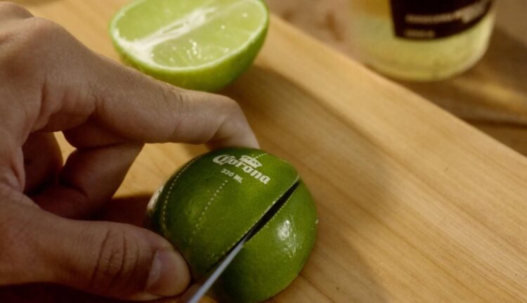 Corona lanza “Lime Guides”, limones grabados con láser para colocarlos en sus botellas 1 corona linea de puntos