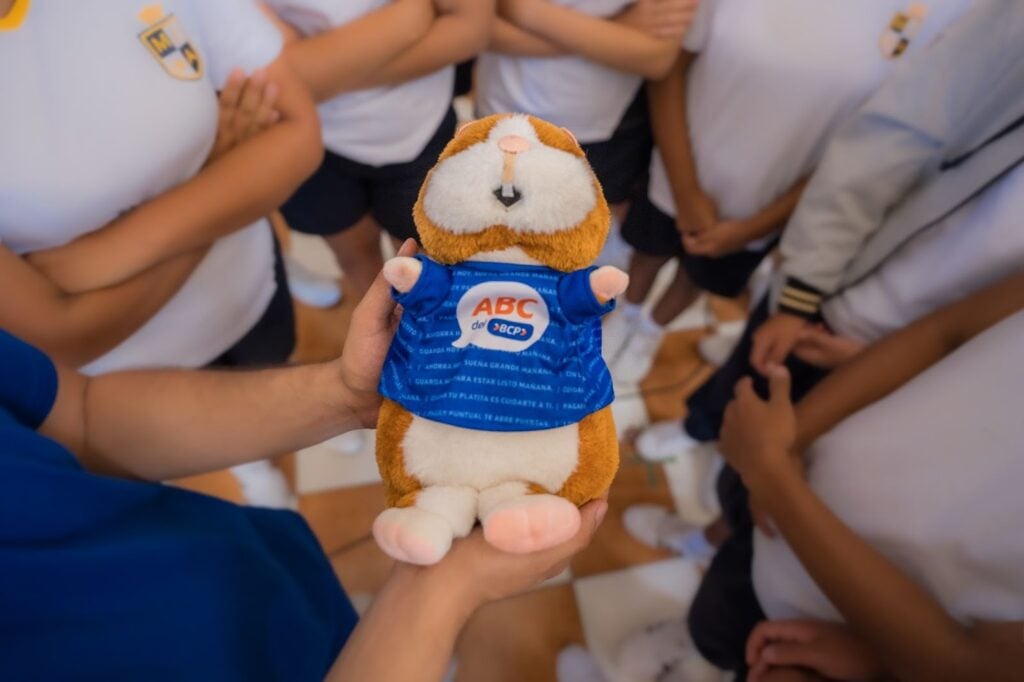 El BCP lanza peluche del Cuy Mágico con IA para enseñar sobre finanzas a escolares 2 BCP