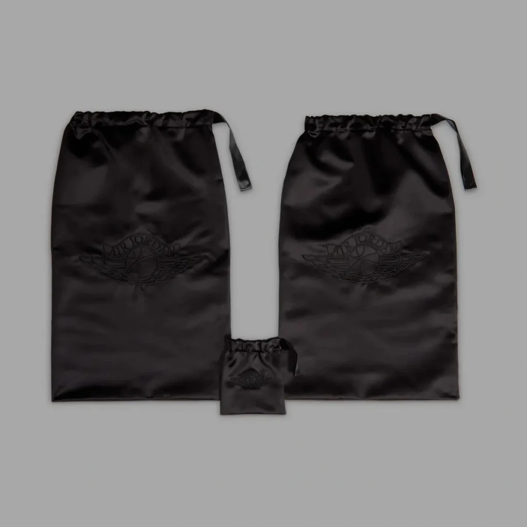 Nike y Swarovski se unen para lanzar la versión más brillante de las Air Jordan 1 High OG 2 Bolsas de las Air Jordan 1 High OG.