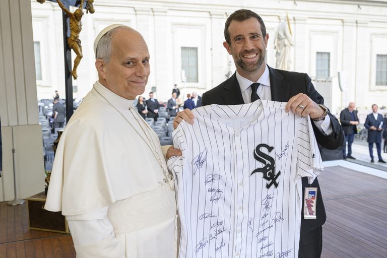 Chicago White Sox lanza merchandising inspirado en el Papa León XIV 3 11 27 pope leo white sox jersey 768x512 1