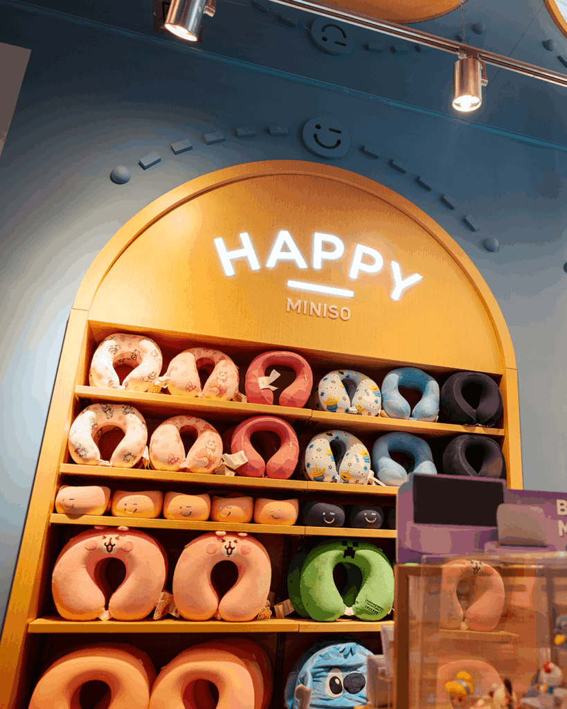 MINISO alcanza un nuevo hito en Perú con su llegada al aeropuerto y el debut de su formato MINISO FRIENDS en la región 6 2. 1080x1350 1