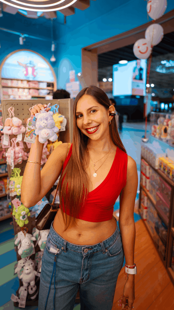 MINISO alcanza un nuevo hito en Perú con su llegada al aeropuerto y el debut de su formato MINISO FRIENDS en la región 4 3. 1080x1920 1