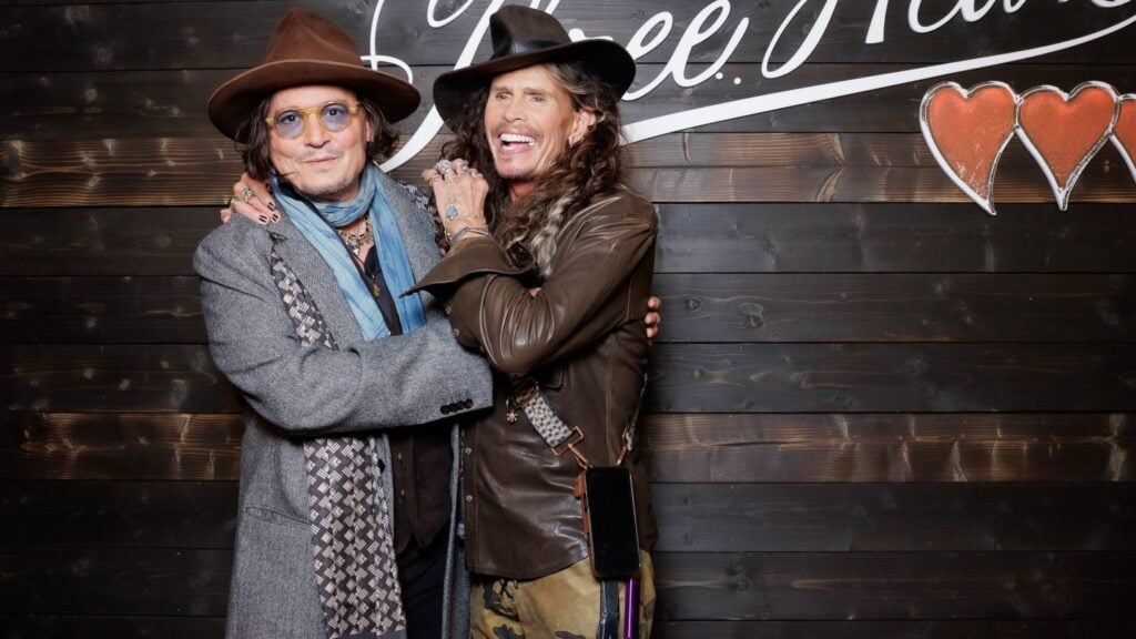Johnny Depp lanza ron marca Three Hearts.