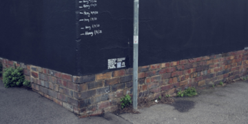 Campaña representa la falta de vivienda infantil mediante gráficos que apelan a los medidores de estatura 2 Campaña de We Are Mobilise