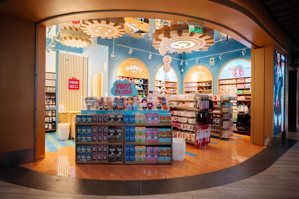 MINISO alcanza un nuevo hito en Perú con su llegada al aeropuerto y el debut de su formato MINISO FRIENDS en la región 5 DSC08342 1