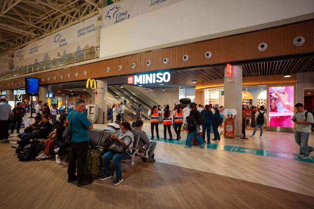 MINISO alcanza un nuevo hito en Perú con su llegada al aeropuerto y el debut de su formato MINISO FRIENDS en la región 2 DSC08460 1