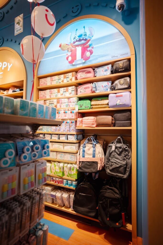 MINISO alcanza un nuevo hito en Perú con su llegada al aeropuerto y el debut de su formato MINISO FRIENDS en la región 7 DSC08679 1