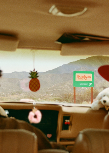 Airbnb y Sabrina Carpenter crean un "Pit Stop" para fans durante el fin de semana de Coachella