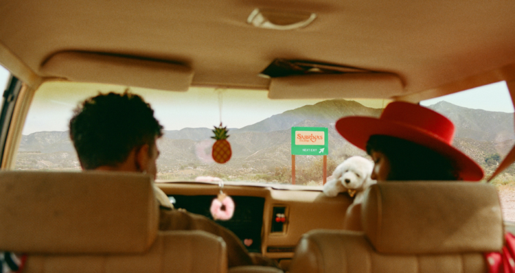 Airbnb y Sabrina Carpenter crean un "Pit Stop" para fans durante el fin de semana de Coachella