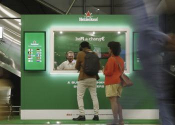 MercadoNegro 14 Heineken lanza “Bar De Change”, una activación que permite pagar cerveza en Europa a precio local sudafricano