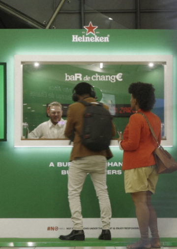MercadoNegro 36 Heineken lanza “Bar De Change”, una activación que permite pagar cerveza en Europa a precio local sudafricano