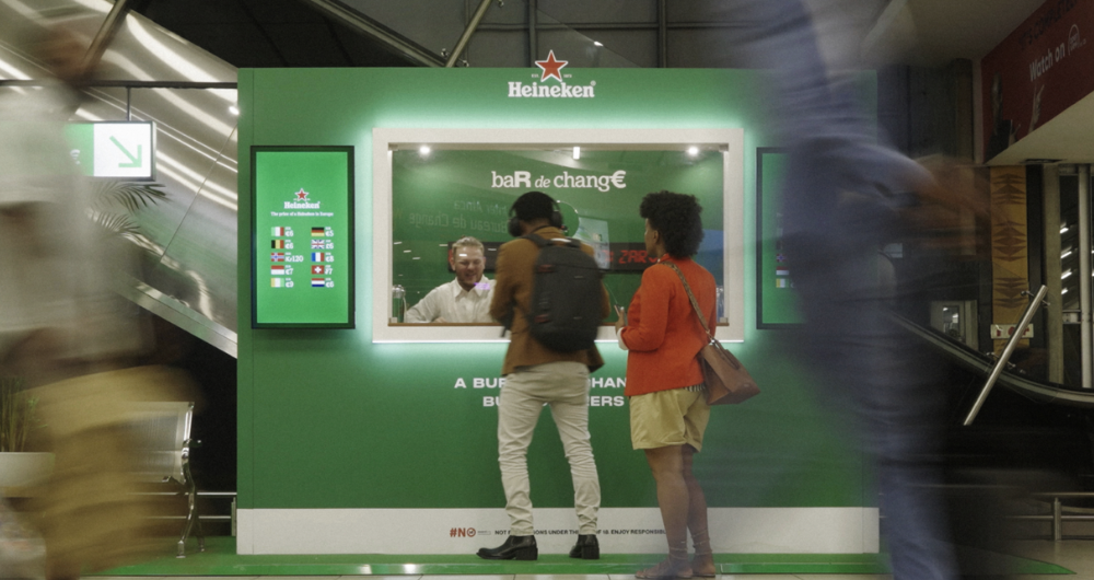 MercadoNegro 4 Heineken lanza “Bar De Change”, una activación que permite pagar cerveza en Europa a precio local sudafricano