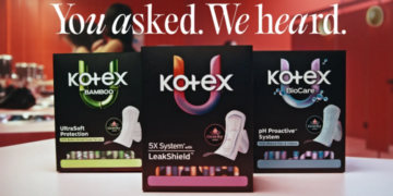 Kotex lleva la complicidad femenina del baño público a su nueva campaña 3 Kotex lleva la complicidad femenina del baño público a su nueva campaña