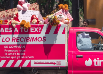 Tinder utiliza el icónico “fierro viejo” en campaña por el Día del Ex