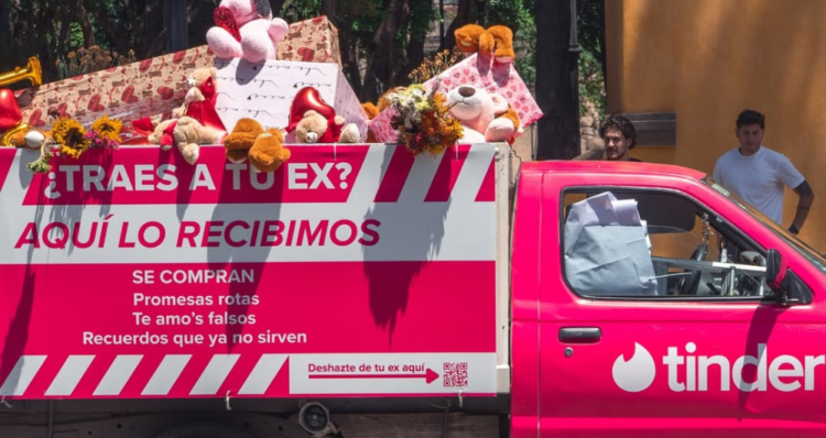 Tinder utiliza el icónico “fierro viejo” en campaña por el Día del Ex