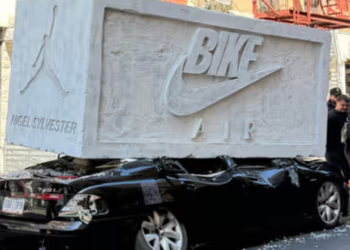 Un auto aplastado por un bloque gigante anuncia las nuevas Air Jordan 4 de Nigel Sylvester