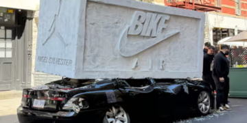 Un auto aplastado por un bloque gigante anuncia las nuevas Air Jordan 4 de Nigel Sylvester