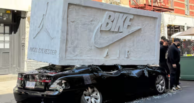 Un auto aplastado por un bloque gigante anuncia las nuevas Air Jordan 4 de Nigel Sylvester