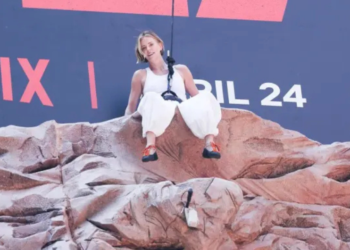Charlize Theron escala un billboard en Times Square para promocionar 'Apex'