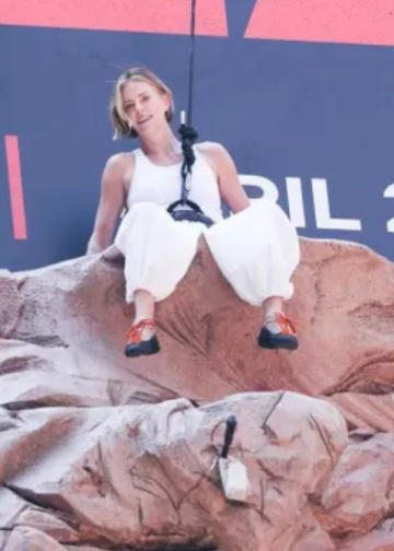 Charlize Theron escala un billboard en Times Square para promocionar 'Apex'