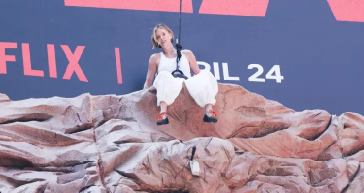 Charlize Theron escala un billboard en Times Square para promocionar 'Apex'