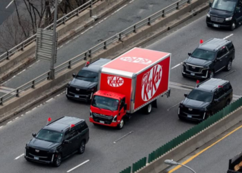 De robo a espectáculo: KitKat escolta su camión de chocolate por Toronto