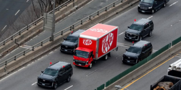De robo a espectáculo: KitKat escolta su camión de chocolate por Toronto 3 De robo a espectáculo: KitKat escolta su camión de chocolate por Toronto