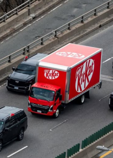 De robo a espectáculo: KitKat escolta su camión de chocolate por Toronto