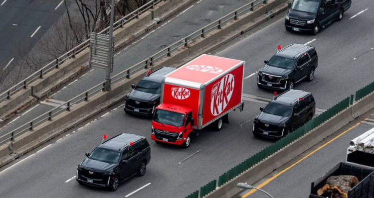 De robo a espectáculo: KitKat escolta su camión de chocolate por Toronto