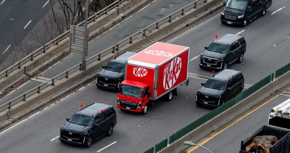 De robo a espectáculo: KitKat escolta su camión de chocolate por Toronto