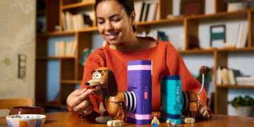 LEGO lanza set de Slinky, el icónico perro de Toy Story, que también funciona como sujetalibros 2 Edits MN 26