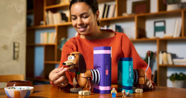 LEGO lanza set de Slinky, el icónico perro de Toy Story, que también funciona como sujetalibros 1 Edits MN 26