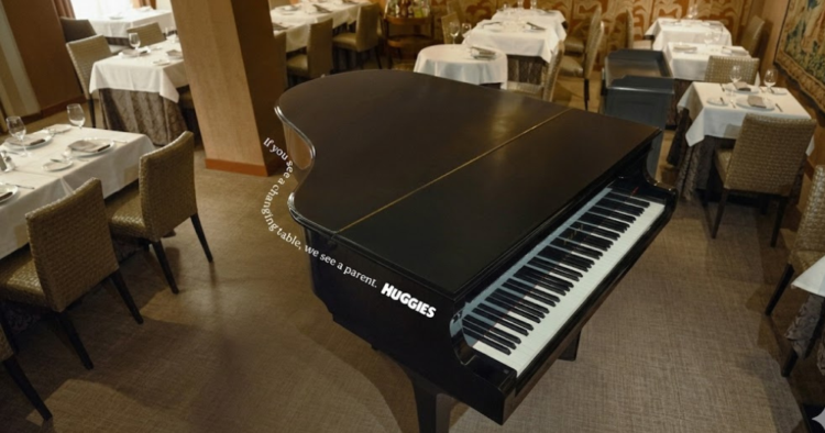 Campaña de Huggies muestra los lugares más insólitos utilizados por padres para cambiar a sus bebés 1 Campaña de Huggies