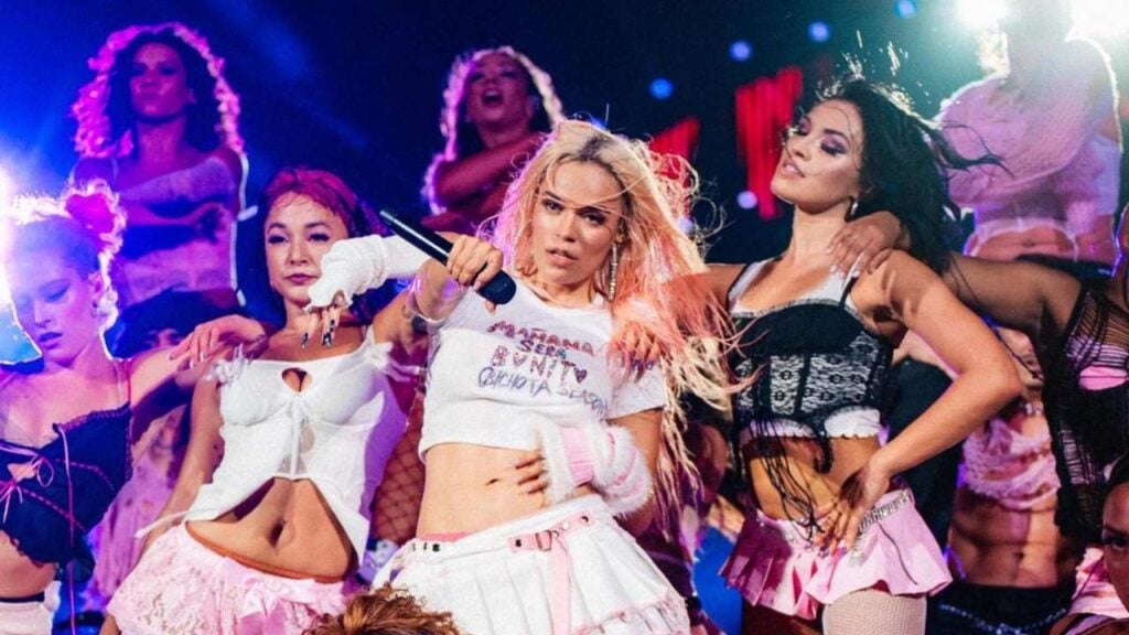 Karol G anuncia gira "Viajando por el Mundo Tropitour".