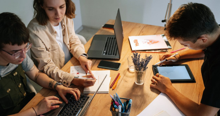 Generación X vs Generación Z: ¿cómo enfrentan los retos empresariales hoy en día? 1 PORTADA MN