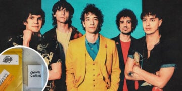 The Strokes apela a la nostalgia con cassettes para impulsar su nuevo álbum 3 The Strokes lanza sencillo Going Shopping con cassettes para impulsar su nuevo álbum Reality Awaits