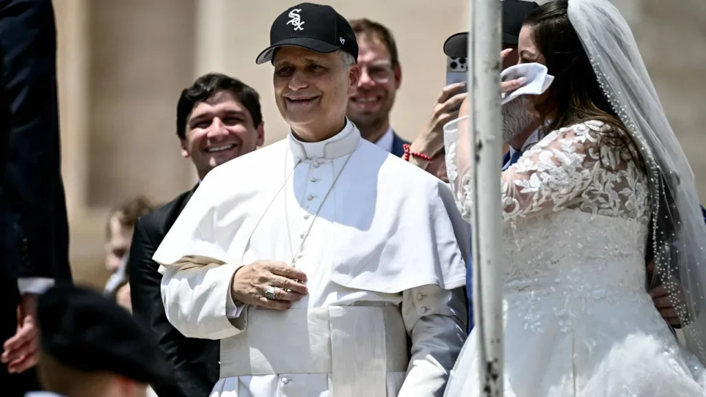 Chicago White Sox lanza merchandising inspirado en el Papa León XIV 2 Papa León XIV luciendo una gorra de White Sox.