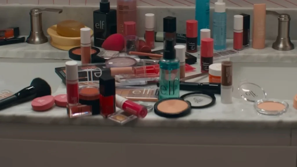 Así luce la pieza de branded entertainment de e.l.f. Cosmetics.