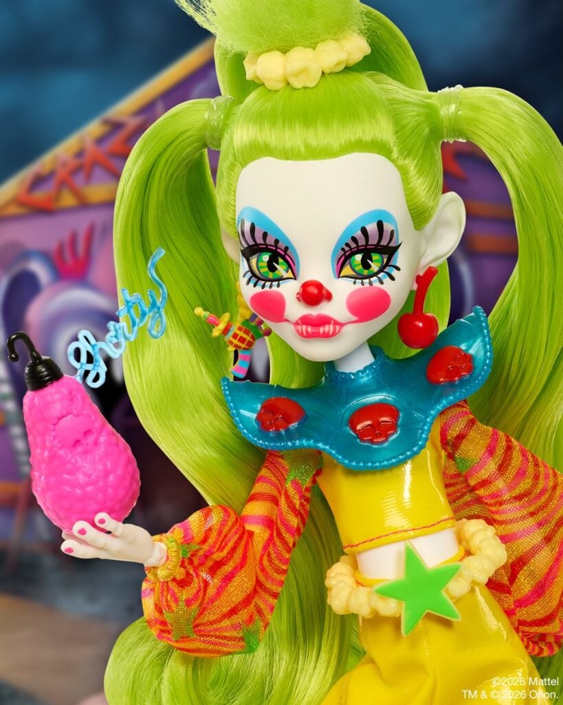 Mattel convierte "Killer Klowns" en una Monster High coleccionable 4 Así luce la Monster High Skullector Killer Klowns.