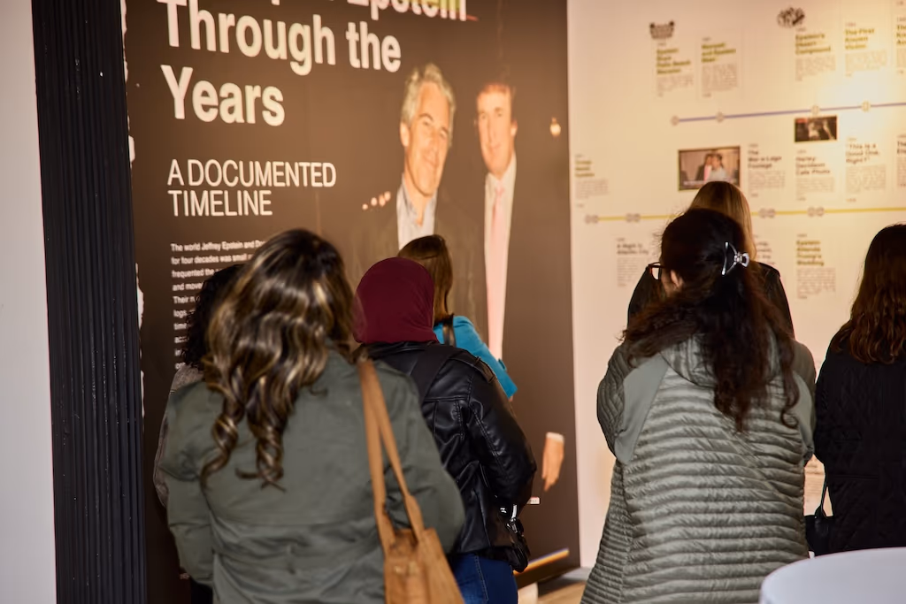 "Epstein Files": exhibición en Nueva York imprime 3,5 millones de documentos del caso Jeffrey Epstein 5 Closer Group at Timeline Board Photographer Collins Nai 1779713082904 1200w DV3 5eSg