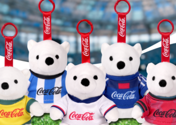 Coca-Cola trae de vuelta sus peluches de osos polares con una línea de blind box por el Mundial 7 Coca-Cola lanza nueva línea de sus peluches de osos por el Mundial