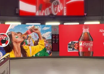 Coca-Cola - máquina que genera figuras del mundial personalizadas