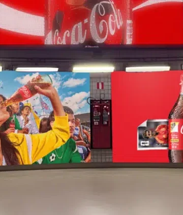 Coca-Cola - máquina que genera figuras del mundial personalizadas